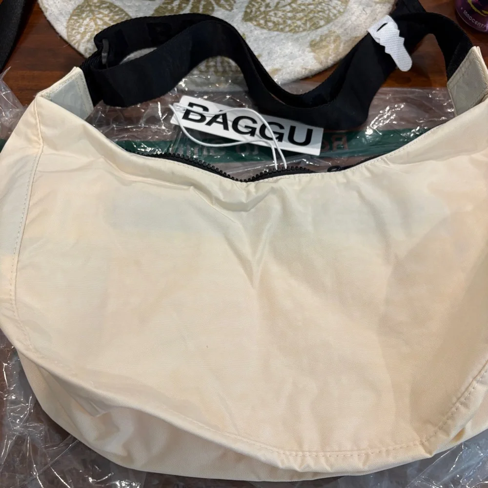 BAGGU Medium Crescent Crossbody in Ivory - Picture 6 of 6